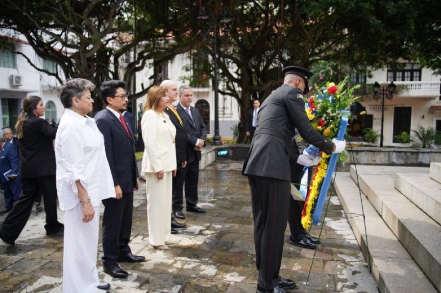 Ofrenda floral de la Sociedad Bolivariana de Panamá durante el Bicentenario del Congreso Anfictiónico