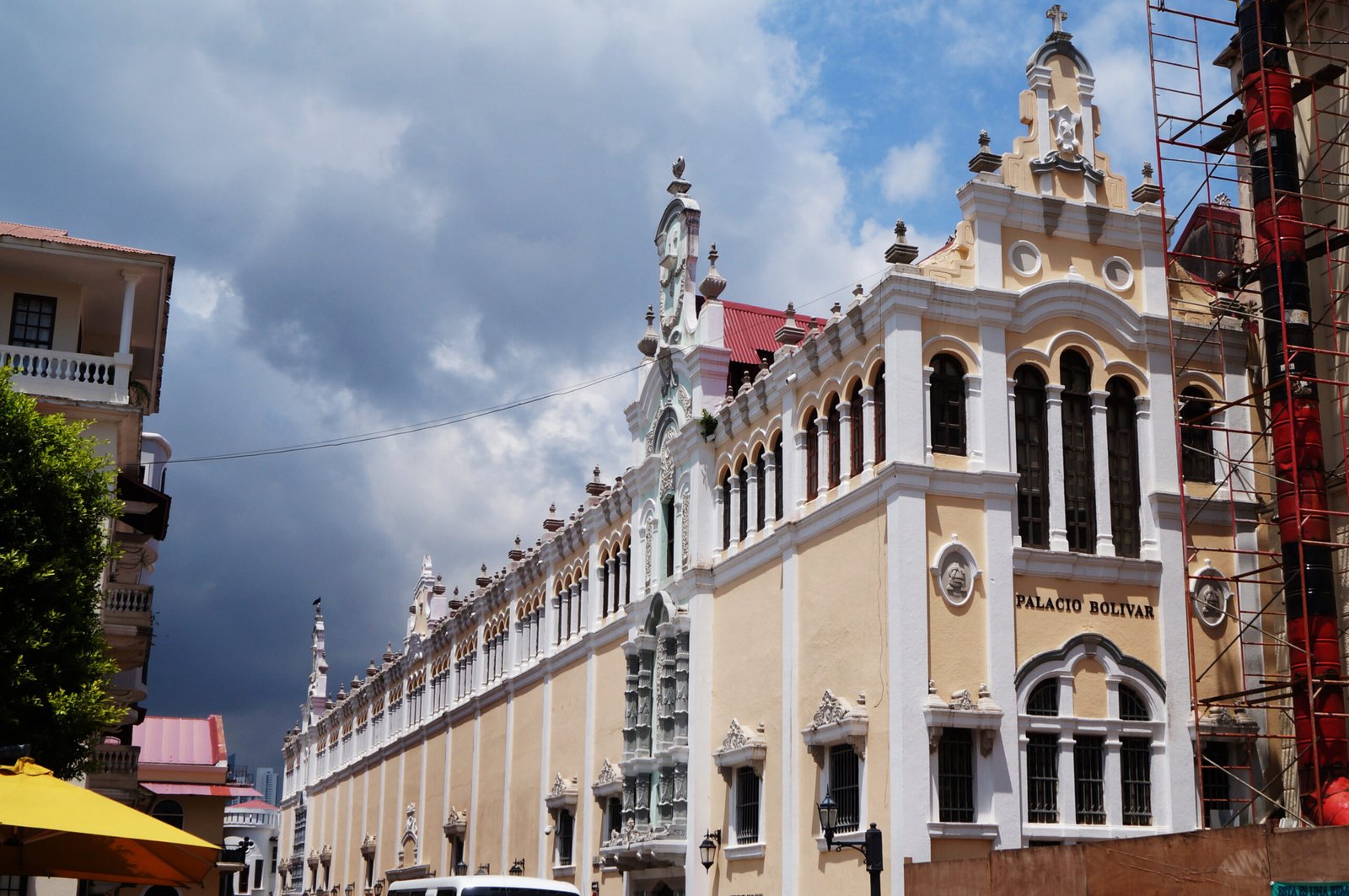 Exterior del Palacio Bolívar en el Casco Antiguo de la Ciudad de Panamá